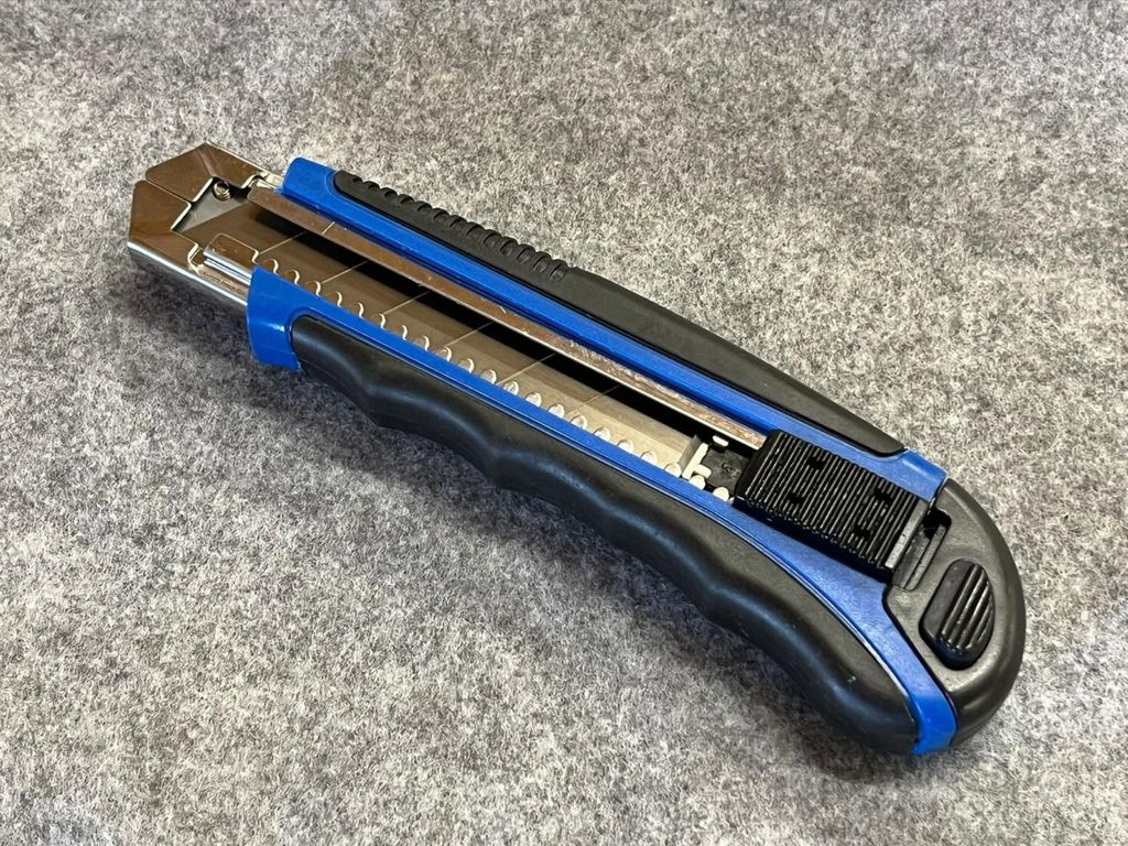 Cutter-, Teppichmesser, Universalmesser Inkl. Ersatzklingen in 25mm  extra schwere Ausführung Produktbild