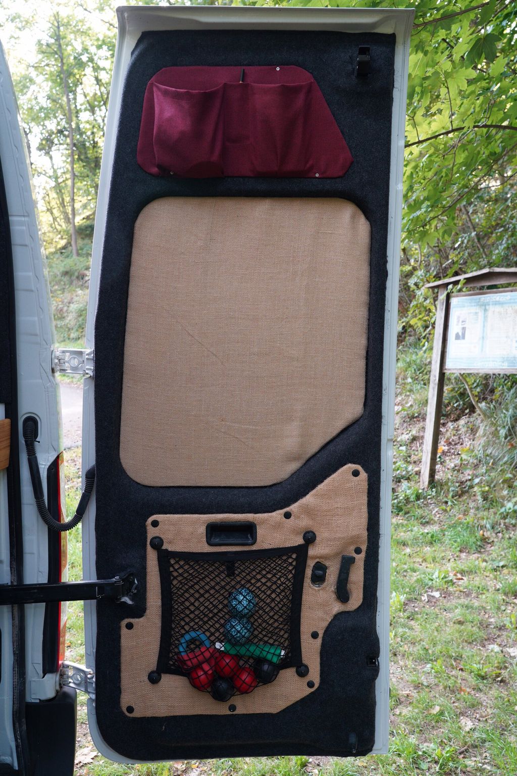 Hecktüren im Kastenwagen mit Taschen