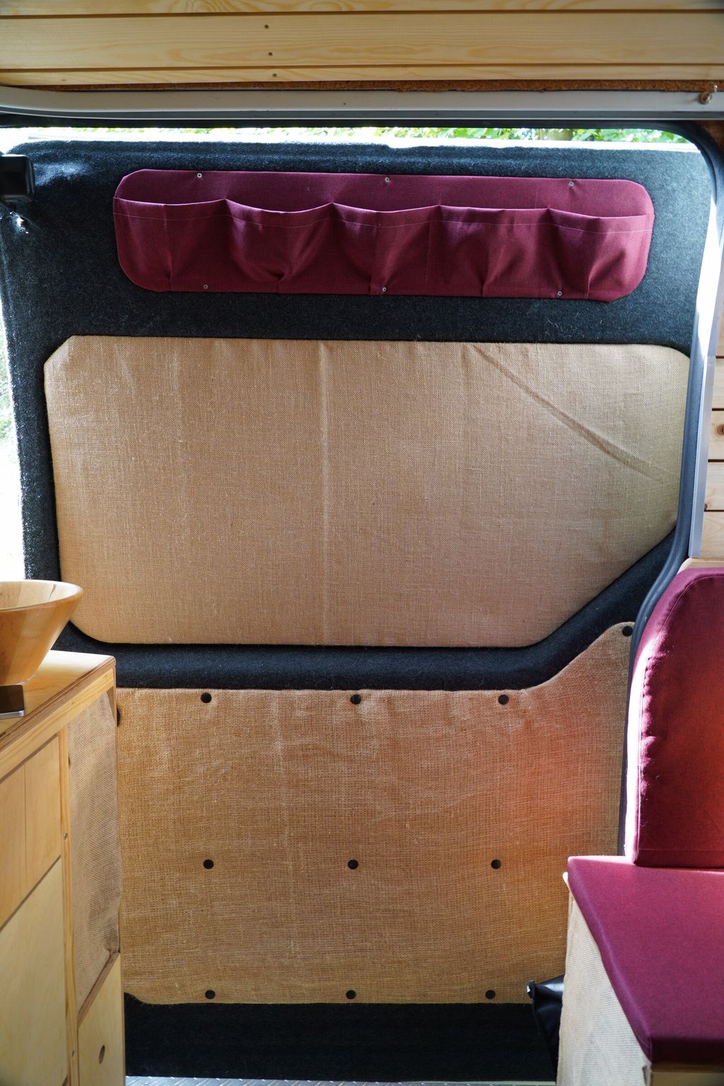Hecktüren im Kastenwagen mit Taschen