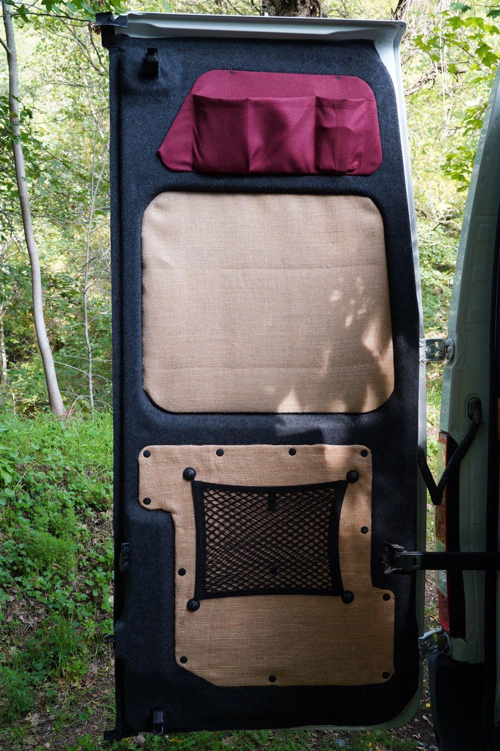 Hecktüren im Kastenwagen mit Taschen