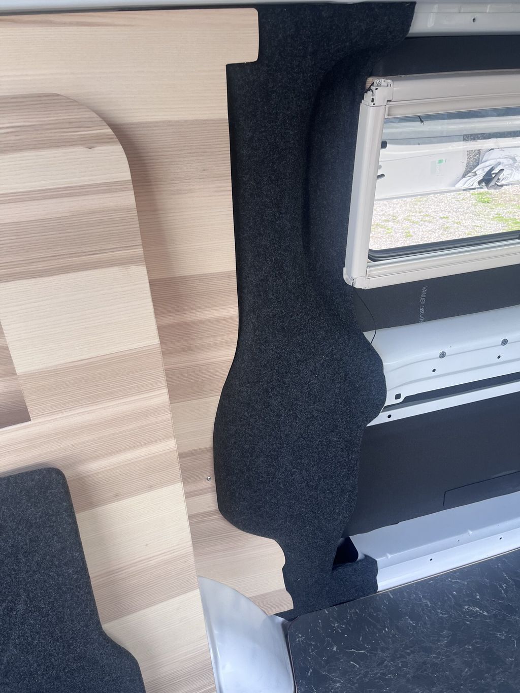 Seitenwand, Hecktür und B-Säule im Kastenwagen
