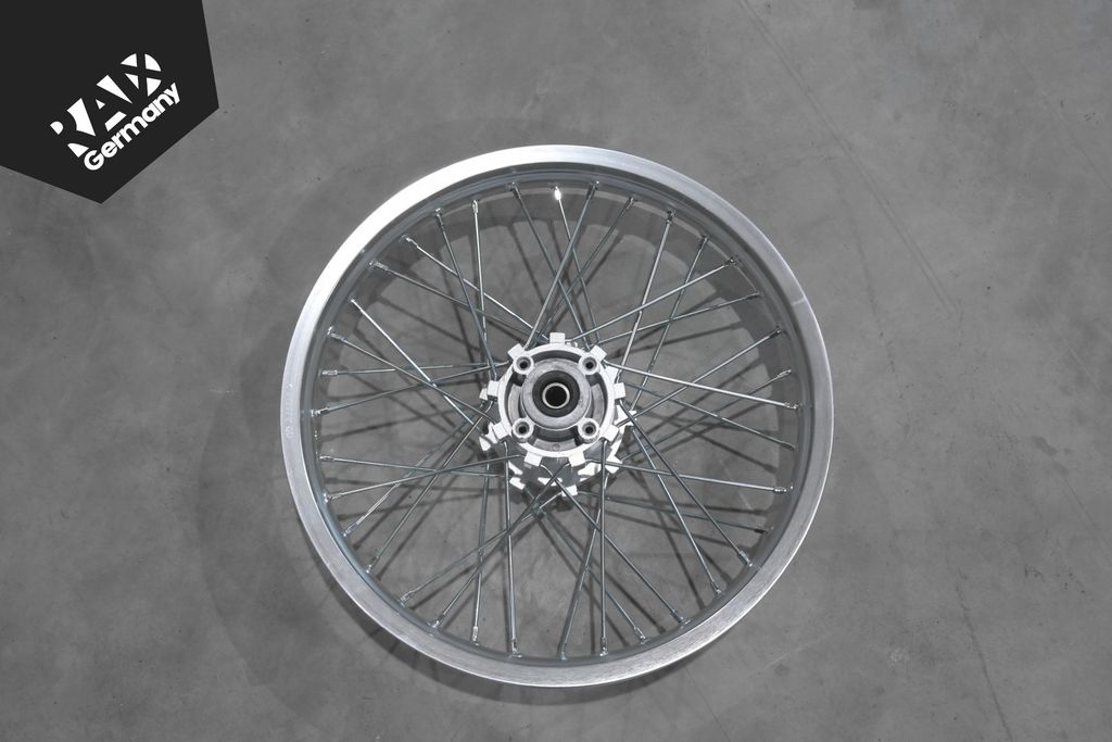 Felge Alfarad 18-Zoll hinten 2,15x18 Silber Produktbild