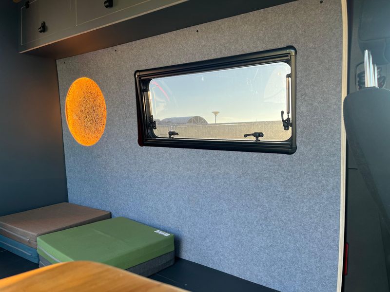 Blackforest Vans: Seitenwand mit hellgrauem Filz und Rundleuchte